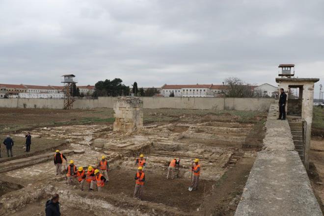 Nihai hedefimiz Mahmudiye Cami?ni ihya etmek: Edirne Cumhuriyet Basavcs Karabacak, ?Byle bir camiden haberdar dahi deildik. Bunu aratrdmzda bu ekilde bir cami olduunu 1827 ylnda 2. Mahmut dneminde yaptrldn Kla?nn bir yaps olduunu rendik. ?Bunu nasl yaparz?? aratrmalarna girdiimizde, aratrma kazsn rendik, kazyla bu ie girdik. Nihai hedefimiz camiyi mmknse ihya cihetine gitmek, ihya olmasa da bu haliyle muhafaza edip, koruyup Ak Ceza nfaz Kurumu kapsamna aldmz iin burasn halkmzn da grmek isteyen vatandalarmzn da belki ileri de turistlerimizin de ziyaretine aabileceiz bu alanlar? ifadelerini kulland.