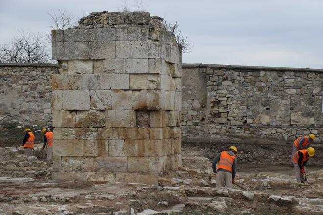 hyas tamamlanan Valide Sultan emesi halka ald: Edirne Cumhuriyet Basavcs Karabacak, son olarak ise Ak Ceza nfaz Kurumu  Yurdu Mdrl olarak yaptklar almalarla ihyas tamamlanan bir yap olduunu da belirterek, ?Bitirdiimiz bir iimiz de var. Ak Ceza nfaz Kurumumuzun giriinde Valide Sultan emesi vardr. Valide Sultan Edirne iin nemlidir. 4. Mehmet?in eidir. Bildiimiz kadaryla sz konusu eme Edirne?ye tek hatrasdr. Yapnn ihyas tamamland ve su akar hale getirildi? dedi.