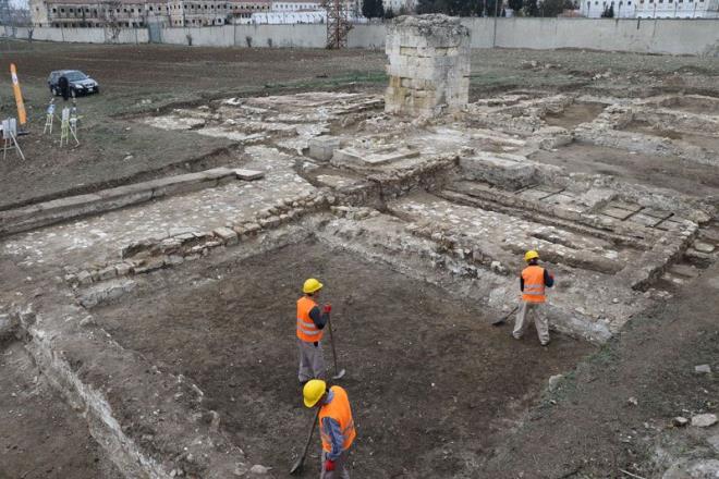 ?Eitim ve faaliyetlerini belgelendireceiz, tahliyeleri sonrasnda bunu bir meslek olarak yrtebilecekler?<br>  yurdu Mdrlkleri ierisinde yer alan faaliyetlerde hkmllerin gnllk esasna gre seildiini dile getiren Basavc Karabacak, ?Biz bu yaplar ncelikle korumak, gelecek nesillere aktarmak, belki ileride farkl fonksiyonlarda kullanlabilecektir buralar cezaevleri ayrldktan sonra, gelecee devretmek birinci niyetimiz. Bunu yaparken de yurtlarmzn bu gzel meslek edindirme faaliyeti kapsamnda bunu alm olduk. Burada hkmllerimiz, aratrma kazasnda grev almaktalar. Kendilerine Milli Eitim Bakanlmzn yaygn eitim kurumu olan Halk Eitim Mdrl bnyesinde restorasyon konusunda eitim verilmekte. Bu eitim sonucunda, eitimlerini ve faaliyetlerini belgelendireceiz. Tahliyelerinden sonra kendileri bu alanda, restorasyon alannda, kaz alanlarnda grev alabilecekler. Bunu bir meslek ve sanat olarak yrtebilecekler. Bu aratrma kazas faaliyetimizde de hem gnllk esas hem de en azndan mala tutmay, kazma tutmay bilen hkmllerimizi ynlendirdik. Amacmz bir meslek edindirmek ya da var olan bir meslei sanat ilerletmek? dedi.