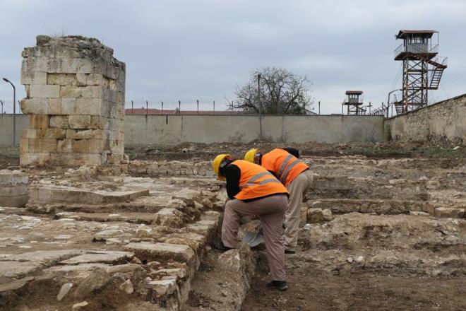 1827 ylnda dnemin padiah 2. Mahmut tarafndan yaptrlan ve kayp cami olarak anlan ?Mahmudiye Cami?, Edirne Ak Ceza nfaz Kurumu Mimari Restorasyon  Kolu tarafndan yrtlen almalarda, yaklak 50 hkmlnn restorasyon i kolu ierisinde yapt aratrma kazs ile genel hatlaryla ortaya kt.