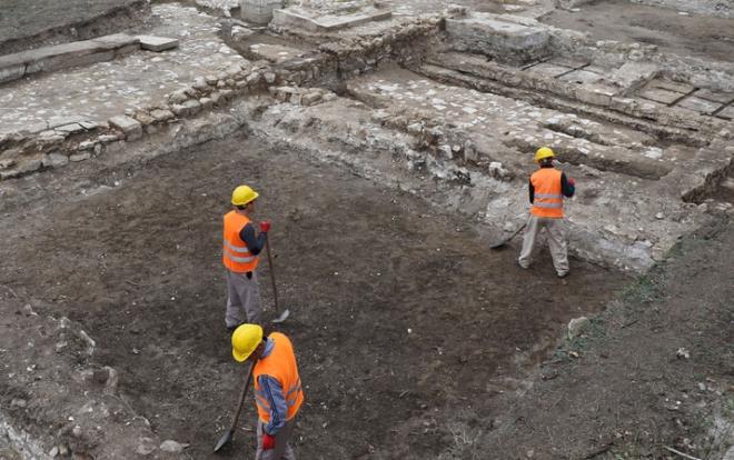 Edirne?de bulunan Saray- Cedid-i Amire?ye yakn bir alanda 2. Mahmut dneminde kurulan Kla ierisinde yer alan ancak gnmze sadece ykk minaresi ulat iin ?kayp cami? olarak anlan Mahmudiye Camii, aratrma kazs ile ortaya kt.