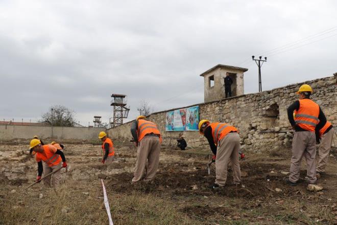 Edirne Cumhuriyet Basavcs Fatih Karabacak, gazetecilere yapt aklamada, ?u anda Ak Ceza nfaz Kurumu yurdu Mdrl?ne ait restorasyon i kolumuzun faaliyet yrtt saha ierisindeyiz. Bu saha ierisinde 2. Mahmut dneminde Kla ile birlikte yaplan Mahmudiye Cami?nin kaybolan, zaman ierisinde yklp topraa gmlen snrlarn, caminin genel alann, hatlarn ortaya koymak zere aratrma kazas faaliyeti yapmaktayz? dedi.