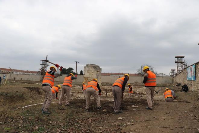 50 hkml grev alyor, Trkiye?de ilk ve tek: Ak Ceza <br>nfaz Kurumu yurdu Mdrl bnyesinde yaklak 850 civar hkmlnn ok eitli i kollarnda altrldna deinen Basavc Karabacak, ?Faaliyet kapsamnda yurdu Mdrlmzn restorasyon uygulamal i kolunda grevlendirilen 50 civarnda hkmllerimiz grev almakta. Bu yurdu faaliyetimiz Trkiye?de ilk ve tek bu aamada. Faaliyetimiz 2019 Mays aynda yurtlar Daire Bakanlmzn onay ile balad. Edirne?yi tercih edilmesinin tabi en nemli sebebi Edirne?miz bir ak hava mzesi. Bu mzeden de Adalet Bakanlmza bal Ceza nfaz kurumlarmza 6-7 tane tarihi yap dm? diye konutu.