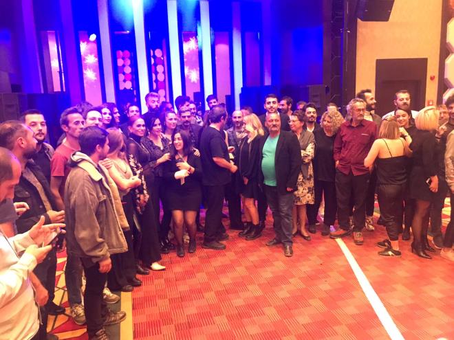 Yapmcln Pastel Film, Yaar rvl ve Efe rvl?n stlendii dizinin iddial bir oyuncu kadrosu var.  <br>  Mehmet Ali Nurolu, Almila Ada, Menderes Samanclar, Nursel Kse, Devrim Saltolu, Toprak Salam, Osman Albayrak, Glen Kahraman Yldr, Eslem Akar, Genco zak, Il Dayolu, Blent Bilgi, Berke sdiken, dil Memi, Sabri Memi, Sabri Memi, Dilan Telkk, Gzde Fidan, Tolga Pancarolu, Enver Akba?un yer ald Gvercin dizisinin ekibi ilk blm birlikte izledi.