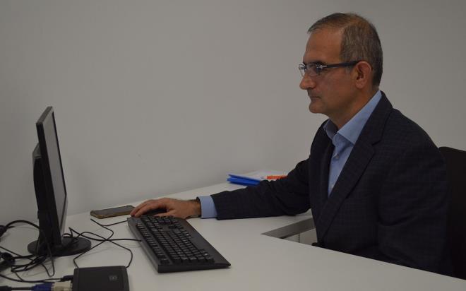 "Avrupa corafyasnda art var"  <br>  Doan, virsn bulamasnn kresel snma sonucu gmen kularn g yollarnn deimesiyle ilikili olduunu ifade ederek, "Bu corafyadan gelen gmen kular sran sivrisineklerin tkrk bezlerine virs bulayor. Sinekler de insanlar srnca bu virs bulam oluyor. Bu vakalara son yllarda Avrupa corafyasnda da sk sk rastlanyor. Bu virsn tedavi sreci, hastadan hastaya deiiyor. Virsn net ve spesifik bir tedavisi bulunmad. Mevcut tedaviler, destekleyici yani kiiyi hayatta tutmaya ynelik ana tedaviler. Solunum, kalp ve kan destekleri uygulanyor" dedi.