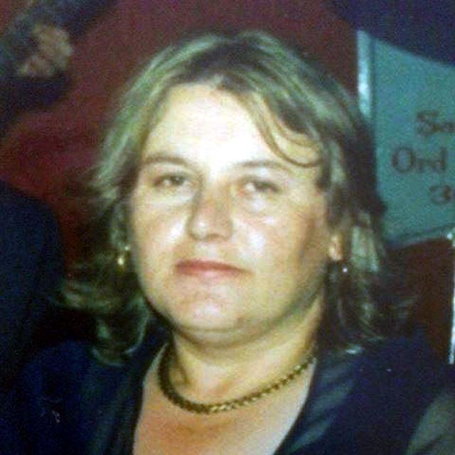 Bat Nil Virs'nn Afrika zerinden g eden kularla geldiini, kular sran sivrisineklerden de insanlara bulatn anlatan Doan, unlar syledi:  <br>  "Bat Nil Atei vakalarnda genelde hastalar; ate, karn ars, eklem ars, bulant ve bazen de koma halinde, nbet, ciltte dklmeler gibi ikayetlerle bavuruyorlar. Bu ikayetlerle bavuran hastalarn genel muayenelerini yapyoruz. Kan rnekleri, sterelojik incelemesini yapyoruz. Beyin ve omurilik svs alnyor. Beyin omurilik svsnda bu hastala ait tan var m bunlara bakyoruz. PCair ve eliza testleri pozitif geldiinde, Bat Nil Atei tehisi koyuyoruz. Bu Bat Nil Virs genelde sivrisinek srmasyla bulayor. Hastalarn yzde 70'inde klinik bulgu olmazken, yzde 30'unda sraladmz ikayetler tespit ediliyor. Yksel Sezgin de ate, karn ars, eklem ars, bulant gibi ikayetlerle geldi. Gerekli deerlendirmeler yapld. Klinik rnekleri alnd. Salk Bakanl ve klinik merkezlerine gerekli incelemeler iin gnderildi. Daha sonra gerekli tetkik ve tedaviler yapld. Bu virse maruz kalan hastalarn yaklak yzde 1'inde iddetli bulgular ortaya kmaktadr. Komaya varan ve beyni direk etkileyen belirtiler grlmektedir. Bu bulgularn ortaya kt vakalarn yzde 10'u lmle sonulanabiliyor."