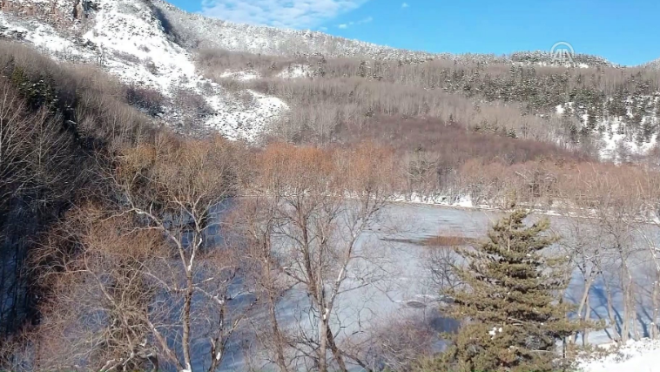 te yandan, geen yl yaan karlar erimeden yksek rakml blgelere mevsimin ilk kar dt. Karlar ve buz tutan gller, kartpostallk grntler oluturdu.
