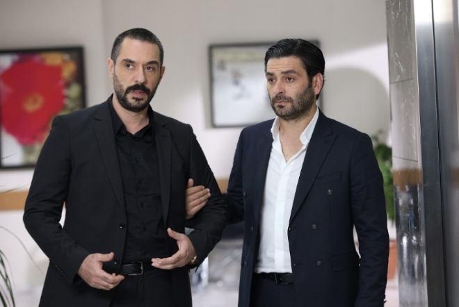 Evlerinden elini kolunu sallayarak kmasn istemedikleri Sevda'ya, Hzr'dan nce bir ey yapmamak iin zor duran ev ahalisi, ondan bir an nce kurtulmadklar iin ok piman olacaklardr.