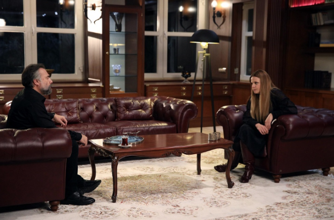 Depo baskn esnasnda, hem vurulmasna hem de silahlarn alnmasna sebep olan haini ele verebilecek tek isim Tefo'nun gzlerini amas an meselesidir.