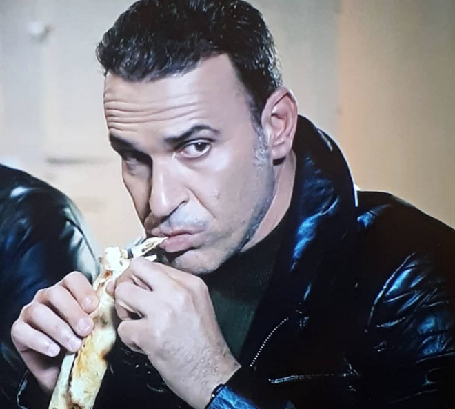 Murat zben kimdir?<br>  Murat zben, 1 Ocak 1976 tarihinde Adana, Trkiye'de dnyaya geldi. niversite renimini Seluk niversitesi Devlet Konservatuar Tiyatro Blm'nde tamamlayan Murat zben, Van Devlet Tiyatrosu'nda farkl oyunlarda grev ald.