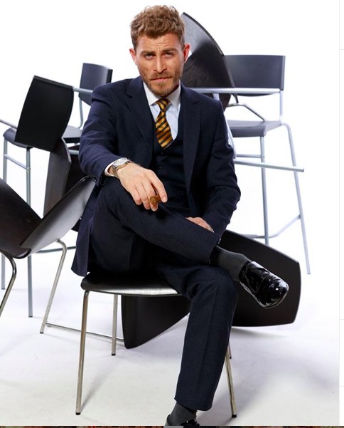 1988 ylnda Konya?da dnyaya gelen Eren Vurdem, Hali niversitesi Konservatuar Tiyatro Blm mezunudur. lk oyunculuk deneyimini 2009 ylnda rol ald Hesaplama dizisi ile yaayan Eren Vurdem; daha sonra nadna Ak, Son Mektup, ubat ve efkat Tepe dizilerinde rol ald.