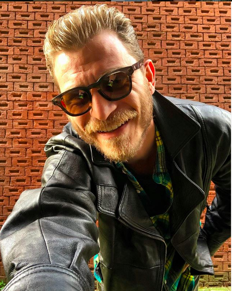 Oyunculuk kariyerinde asl ykseliini ise Fox TV'de yaynlanan nadna Ak dizisi ile gerekletiren Vurdem, dizide Aelya Topalolu, Can Yaman, Cem Belevi, Nilay Duru gibi isimlerle beraber rol almtr. Dizide "nar" karakterini canlandrmtr.