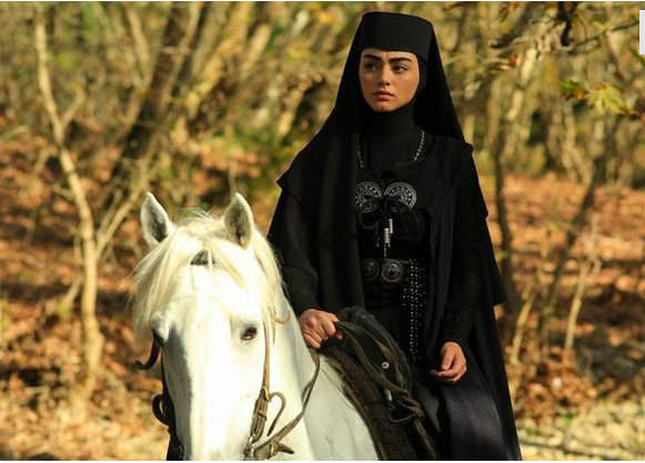 ATV'de 1. blm ile frtnalar estiren, aramba gn reyting listelerinin zirvesine ak ara yerleen dizi Kurulu Osman, seyirciden tam not ald. Osmanl Devleti'nin kuruluunu konu alan ve Dirili Erturul'un devam olan dizinin oyuncu kadrosu da byk beeni toplad.