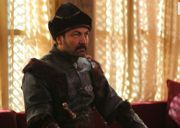 Rakiplerinin byk bir farkla sollayan dizi Kurulu Osman'n 2. blm fragmanlar yaynland. 27 Kasm aramba gn yeni blm yaynlanacak olan dizinin bir sahnesinde grnen isim seyirciyi heyecanlandrmaya yetti.