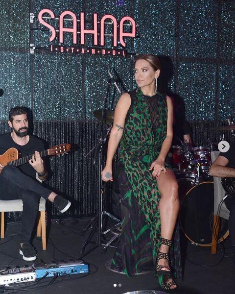 Kocas Okan Kurt'un ald 100 trla vnen Demet Akaln'n mal varl dudak uuklatyor. Acarkent'te 800 bin dolar deerinde villa, Ulus'ta toplam 1 milyon 300 bin dolar deerinde 3 daire, eme'de 450 bin TL'lik denize sfr yazlk, Maslak'ta 1 adet daire, bankada en az 400 bin TL, Glck'te 4 ev ve arsa.