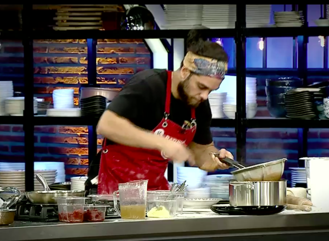 Krmz ve Mavi takm yarmaclar dokunulmazlk oyununu Gaziantep'te oynad. eflerin belirledii dvmeli alaca orba, zeytin brei, ayval ekili taraklk, firik pilav ve astar stlacn en iyi yapan taraf krmz takm oldu ve dokunulmazlk oyununu kazand.