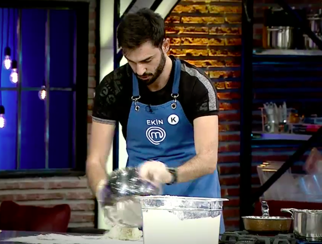 Bakalm bu akam Masterchef eleme gecesinde neler yaanacak. efler Gzide'nin mi yoksa Rfat'n yapt yemei mi beenecek? Yarmada 7 kii byk finale gidecek.