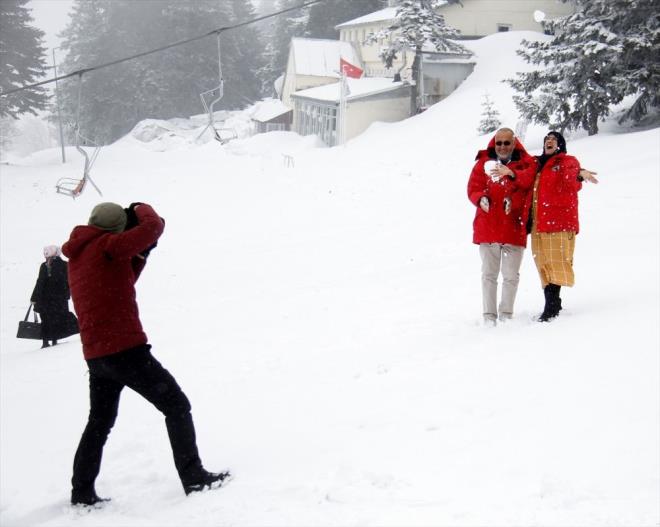 Yalarn gelecek hafta bana kadar ky kesimlerde aralkl saanak ya eklinde, i kesimlerde ise karla kark yamur olarak devam edecei belirtilerek 1 Aralk Pazar gn Bayburt merkez ve ilelerinde kar yann etkili olaca kaydedildi.