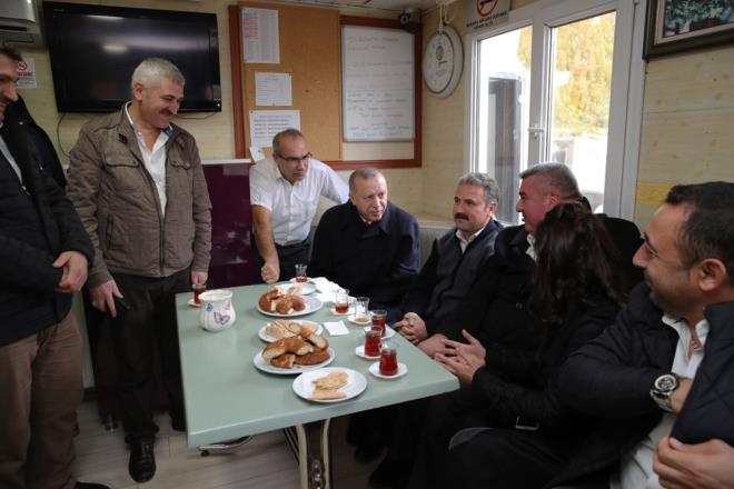 Cumhurbakan Erdoan, Ankara'da Bayndr Taksi Dura'n ziyaret ederek taksicilerle sohbet etti. Taksiciler, Erdoan'a ay ve simit ikram etti.<br>    Cumhurbakan Recep Tayyip Erdoan, Diyanet leri Bakanlnca bir otelde dzenlenen 6. Din uras Kapan Program'nn ardndan ukurambar semtindeki Bayndr Taksi Dura'n ziyaret ederek taksici esnafyla sohbet etti.