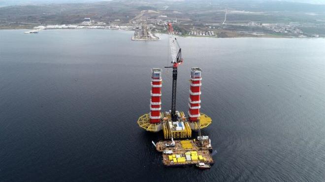 Eyll aynda da kule kesonlar zerine ilk bloklarn yerletirilmesiyle ykselmeye balayan ayaklar arasna ba kirii montaj yapld.