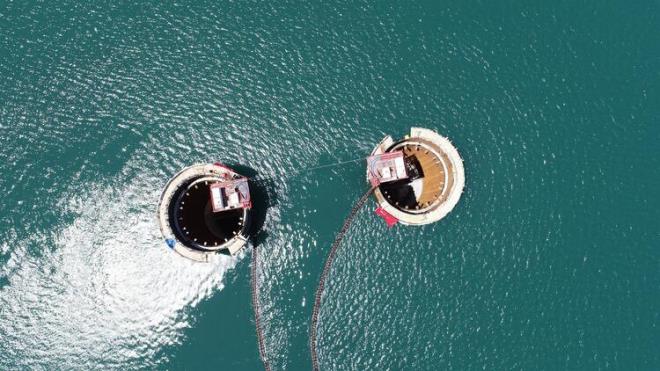Ardndan da deniz ierisine batrlacak 74x 83 metre boyutlarnda, 15 metre yksekliinde ve 51 bin 186 ton arlndaki kule kesonlar trenle, kuru havuzdan slak havuza alnd.