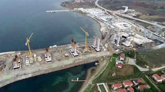 Austos aynda ise, 18 Mart anakkale Deniz Zaferini simgeleyen 318 metrelik ayaklar oluturacak ilk bloklar, kule kesonlar zerine yerletirildi.