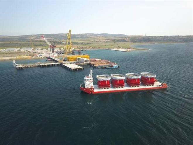 Her iki kule temeli yaklak 40 metre derinlikte, deniz tabannda konumlandrlacak ve elik kule ykseklii yaklak 318 metre olacak.