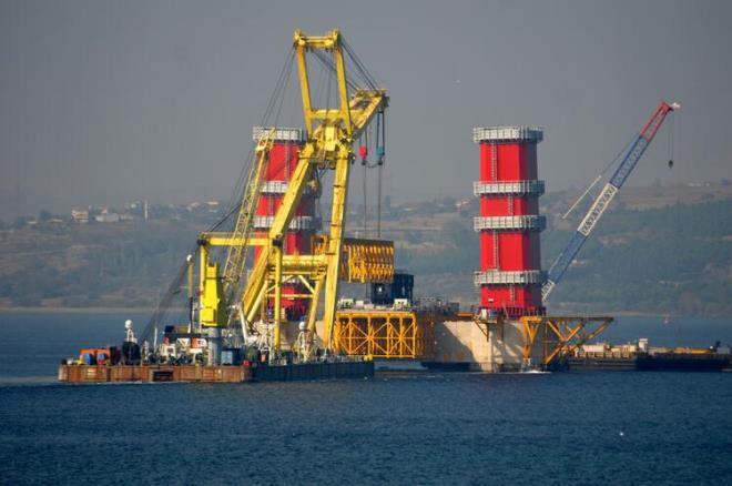 Geen Mays aynda ise, kule kesonlar denize batrld. Kule kesonlarnn denize batrlma ilemi 24 saat srd.