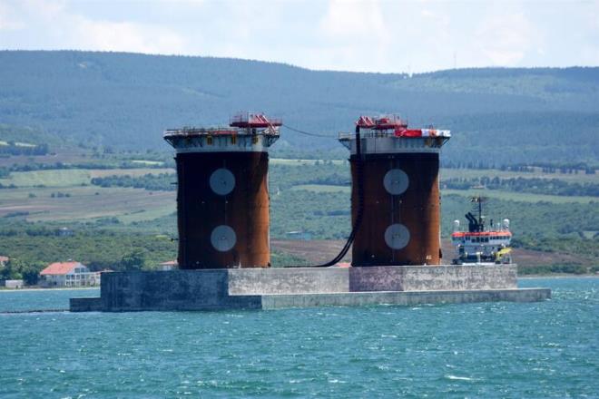 Bazen de hassas almalar nedeniyle gemilerin kpr almas olan blgede 10 knot yerine 8 knot altnda hzla seyretmeleri istendi.