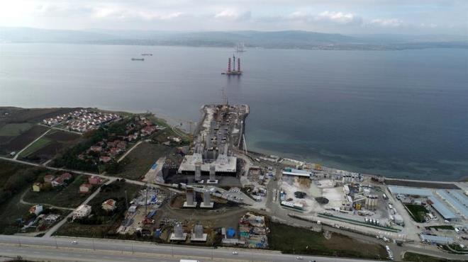 Tm bloklarn konulmasnn ardndan Trk bayrann renklerini alacak, 318 metrelik kpr kuleleri tamamlanacak.