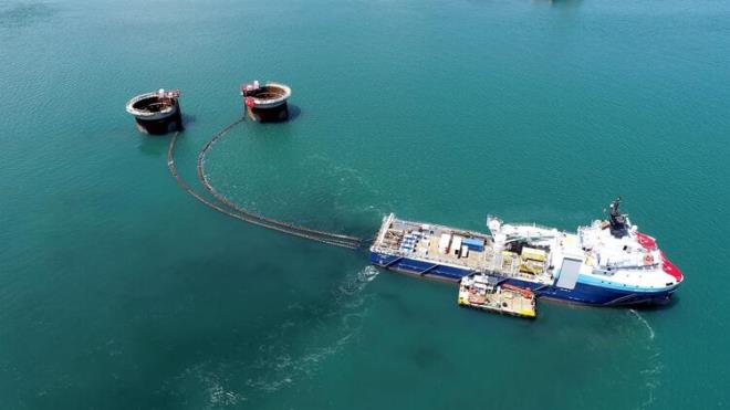 ANAKKALE Boaz?nda, Gelibolu?nun Stlce ve Lapseki?nin ekerkaya mevkileri arasnda yapm sren 1915 anakkale Kprs?nn krmz beyaz renkleriyle Trk bayran, 318 metrelik yksekliiyle de 18 Mart anakkale Deniz Zaferi?ni simgeleyen ayaklar, ykselmeye devam ediyor. Kpr ayaklar 7?nci bloklarn da tamamlanmasyla 50 metre ykseklie ulat. Cumhuriyet?in kuruluunun 100?nc yln simgelemesi iin orta akl 2023 metre olacak kpr, ?dnyann en uzun kuleler aras akla sahip asma kprs? olacak.  <br>Temeli, 18 Mart 2017 tarihinde Cumhurbakan Recep Tayyip Erdoan tarafndan trenle atlan 1915 anakkale Kprs?nn yapm iin ilk olarak Geliboluda Stlce, Lapsekide ise ekerkaya mevkileri arasnda uzun sre denizde sondaj almas yapld.