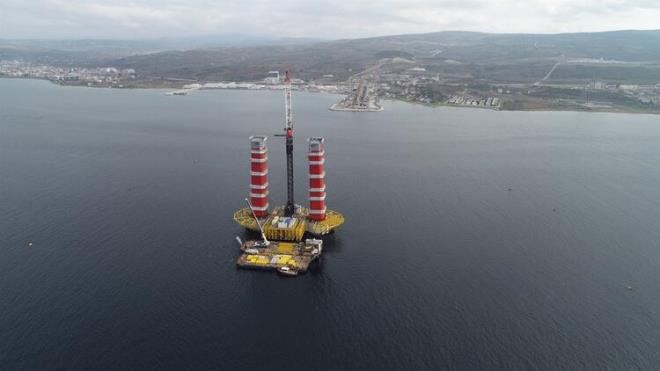 EVRE HASSASYET  evreye kar da hassas davranlarak, kpr ayaklar iin kazk akmnn yapld alandaki su alt grltsnden olumsuz etkilenmemesi iin drbnle gzlem yapan grevliler, yunuslarn alana 500 metreden fazla yaklatn tespit ettii anlarda almalara ara verildi.