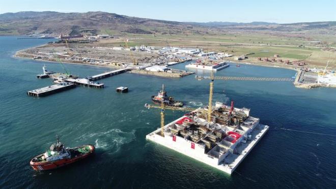 Kprnn ayaklarnn oturaca deniz tabannda bulunan ve Akdeniz?de koruma altnda olan ?Pinna nobilis? tr yaklak 1000 midye, zarar grmesin diye dalglar tarafndan toplanarak denizde gvenli blgeye tand.