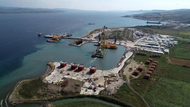 AYAKLARIN YKSEKL 50 METREYE ULATI  Deniz iinde 318 metrelik kpr kulesini oluturacak krmz renge boyal 4 kule blou, Temmuz aynda Gelibolu Stlce?deki kpr antiyesine ulat.