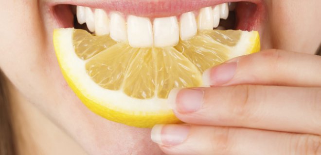 5. Limon Suyu<br>diş beyazlatma yöntemleri    Doğal diş beyazlatma yöntemleri denilince akla ilk gelen çözüm yollarından biri olan limon suyu, içeriğindeki sitrik asit nedeniyle ağartıcı özelliğe sahiptir. Eşit orandaki limon suyu ve su karıştırılarak düzenli olarak gargara yapılabilir. Bu gargarayı her yemek sonrasında yapmanız önerilmektedir. Bu gargara sayesinde dişlerinizin beyazlamasını sağlayabileceğiniz gibi ağız kokusu ve diş eti iltihabı oluşumunu da önleyebilirsiniz. Ancak limon suyu mutlaka su ile seyreltilerek kullanılmalıdır. Aksi halde sitrik asit bir süre sonra dişlerin aşınmasına neden olabilir.