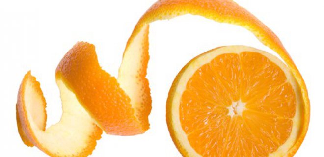 6. Portakal Kabuğu<br>diş beyazlatma yöntemleri    Diş sararmasına karşı yaygın olarak kullanılan yöntemlerden bir diğeri portakal kabuğudur. Dişlerin beyazlamasına yardımcı olan portakal kabuğu, aynı zamanda nefesi tazeler ve böylece ağız kokusunu giderir. Sararmış dişlerin beyazlaması için her gece yatmadan önce portakal kabuğunun iç kısmı ile dişlerinizi fırçalayınız.  <br>  Portakal kabuğunun içeriğindeki C vitamini ve kalsiyum ağzın mikroplardan arınmasını sağlar. Ancak etkili sonuç alabilmek adına bu işlemin düzenli olarak uygulanması önerilmektedir.