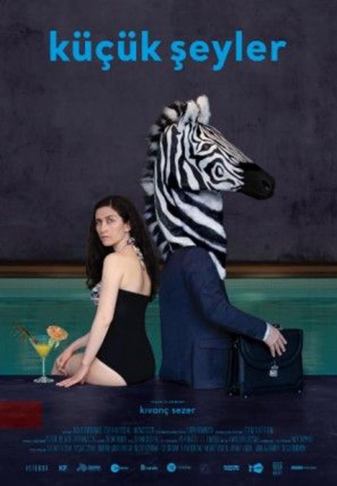 Kk eyler  <br>  Kvan Sezer dnen bir ynetmen. Duygular olan ve dnen... Dndn korkmadan anlatan... Bu yzden anlalan... Babamn Kanatlar'nda lks sitelerin yapmnda alan iilerin hayatn anlatan ynetmen, Kk eyler'de buradan krediyle ev alan orta snf bir iftin hayatna iniyor. Boyutlarla oynayan Sezer, absrt manzaralarla oka karlamamza neden oluyor. Tolga Karaelik?in yapmcs olduu filmin bir dier yan, imece usul, ekipteki herkesin elini tan altna koyduu, kk eylerin byd ve yurtd festivallerine kadar gittii bir hikaye yaam olmas. Alican Ycesoy, Baak zcan, Blent Emrah Parlak, Seda Trkmen, Tue Altu, Mfit Kayacan ve Nihal Kolda?n rol ald filmde isiz kalan bir adam ve karsnn acayip - ve ne acayiptir-  ok tandk hikayesini izleyeceksiniz.