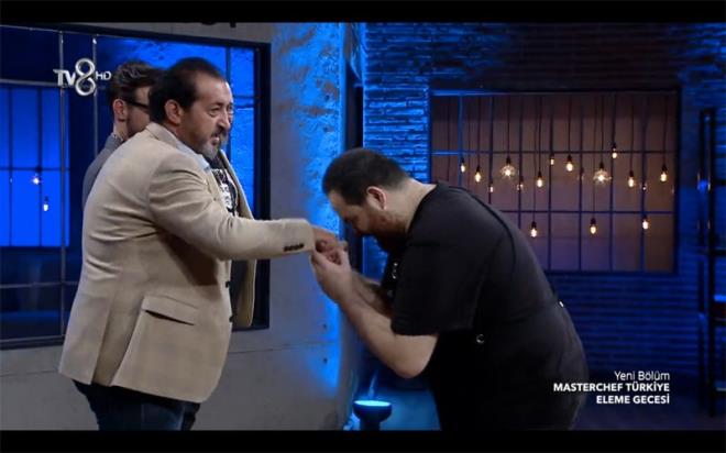 Mehmet ef i teklif etti<br>  Kvan Ermi yarmaya bir i teklifi alarak veda etti. Mehmet Yalnkaya, Kvan'a yeni yazaca yemek kitabnn editrln yapmay teklif etti. Mehmet ef, Kvan hakknda da artan vgler sralad ve unlar syledi:  -Sende taktir ettiim ey cesur yreklilik. Nalna mhna vurmadan aklna ne geldiyse dorusunu yapm birisin. Meslek hayatnda baarlar dilerim. Sen dobra ve cesur bir adamsn.