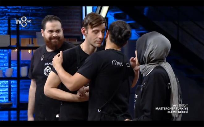 Masterchef'te teknii zor olan uskumru dolmasn en iyi yapan isim Batuhan oldu. Haliyle de elemeden ilk olarak o kurtuldu. Bala zarar grm olsa da potadan ikinci olarak kan isim de Gzide oldu. efler Gzide'nin zellikle i dolmasn beendi.