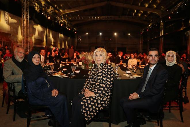 Araya Emine Erdoan girdi  <br>  Haluk Levent de 'tabii ki' deyip Yusuf slam?n oturduu yere doru gidip onunla tant ve sohbet etmeye balad.ngilizce olarak bir eyler anlatmaya alrken hemen araya Emine Erdoan girerek Haluk Levent?in ifade edemedii cmlelerin evirisini yapt. Haluk Levent Yusuf slam?a ?sizin lisa lisa arknz ok dinlerdim? dedi.Emin?e Erdoan da ?evet ben de ok dinlerdim? dedi.