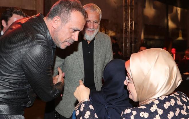 TRT World Citizen tarafndan dzenlenen dl trenine katlan Emine Erdoan Yusuf slam?la sohbet eden Haluk Levent'in imdadna yetiti.