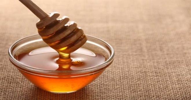 8. Bal<br>    Bal, antibakteriyeldir ve iyiletirici zelliklere sahiptir. Gne birka kez dudaklarnza saf organik bal srn. Daha iyi bir sonu almak iin gliserin ve baln bir karmn hazrlayabilirsiniz. Daha sonra bu hazrladnz karm akam yatmadan uygulayn. Sabah kalktnzda yumuack dudaklarnzn tadn karacaksnz.