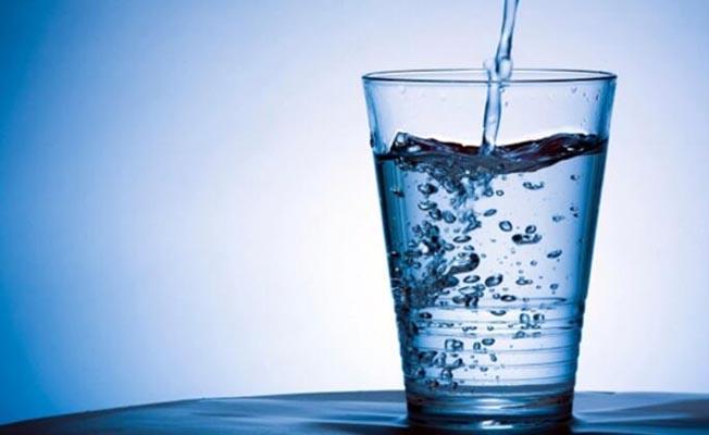 3. Su<br>    Vcudumuzda bulunan su azl birok sorunu beraberinde getirmektedir. Dudak atlamas ve kuruluunun en nemli nedenlerinden biri de az su tketimi veya ani su kaybdr. Gnde en az 8-10 bardak su tketmeye zen gstermelisiniz.    su--001.jpg