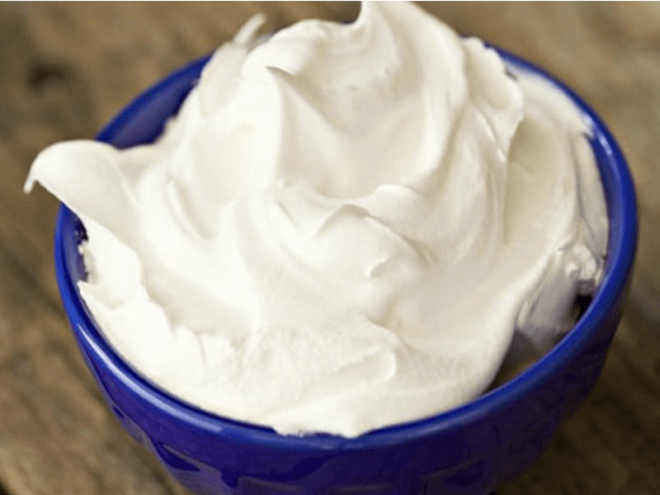 2. St Kremas<br>    atlak dudaklar iin en iyi doal zmlerden biridir. St kremi dudaklar nemlendiren yksek ya ieriine sahiptir. En iyi sonu iin yatmadan nce her gn taze krem uygulamaya dikkat edin. atlam ve ypranm dudaklarnzn daha hzl iyiletiine tank olacaksnz.