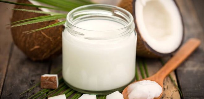 6. Hindistan Cevizi Ya<br>    Kat haldeki hindistan cevizi ya, zellikle souk ve kuru havann neden olduu atlam dudaklarn iyilemesine yardmc olabilecek doal bir nemlendiricidir. Dudaklarnzn nemli kalmas iin gnde birka kez dudaklarnza aktardan veya internetten alabileceiniz ( organik ) hindistan cevizi yan srn. Tabi bu ya yerine organik zeytinya da kullanabilirsiniz.