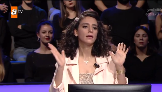 STDYO BUZ KEST<br>    Yapt aklamayla dikkatleri zerine eken yarmacya mrizalolu "Aile olmann iinde de baz gereklilikler yok mudur? Bykler kkleri sever, kkler bykleri sever" szleriyle karlk verdi. Yarmacnn "Ben aile hukuku uzmanym yzde doksanmz byle maalesef" dedikten sonra baarl sunucunun "Siz daha iyi bilirsiniz" szleriyle stdyo adeta buz kesti.