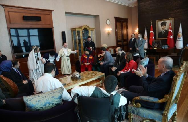 Trkiye Cumhurbakan ve AK Parti Genel Bakan Recep Tayyip Erdoan, partisinin genel merkezinde Dnya Engelliler Gn nedeniyle engellileri kabul eti.