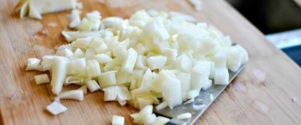 6- KULAK ARINI VE INLAMASINI YOK EDER  <br>  Antibakteriyel zellii ile soan suyu, kulaktaki enfeksiyonlar nlemesi ve gidermesi nedeniyle kulak arlarn nler. Bunun iin aryan kulaa, rendelenen soann karlan suyundan bir iki damla damlatmak yeterli olacaktr. Acnn azald ve zamanla gittiini greceksiniz.