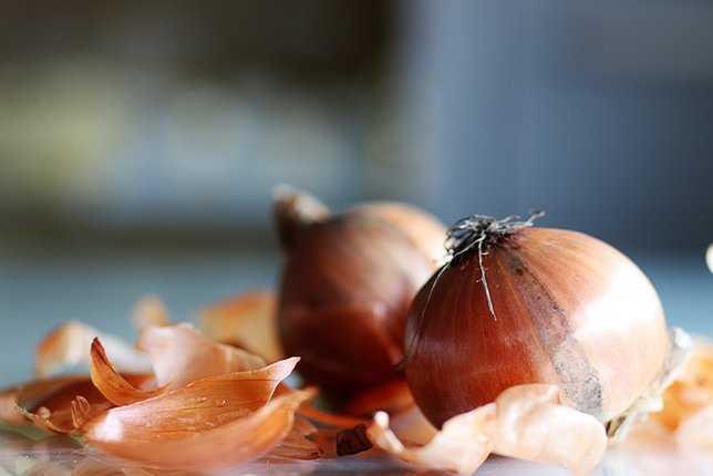 Aratrmalar, kuersetin ieren anti-inflamatuar gdalarn, kalp rahatszl ve kan damar problemleri, alerjiler, enfeksiyonlar, kronik yorgunluk ve artrit gibi otoimmn bozukluklarla ilgili belirtiler gibi bir dizi iltihapl salk sorununu ynetmesine yardmc olabileceini gsteriyor.