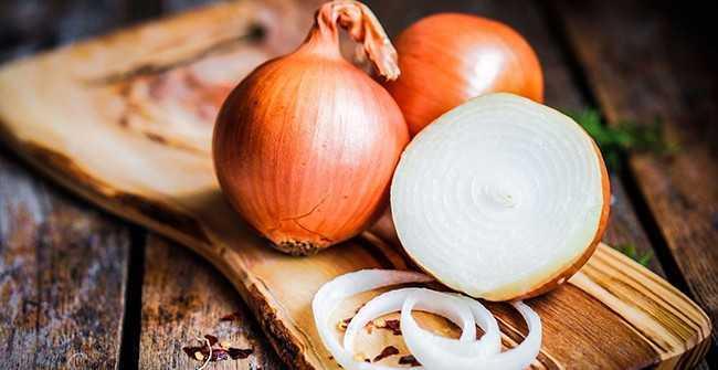 Ayrca soan suyu hazrlanmasnda dikkat edilmesi gereken baz noktalar var. lk olarak ieceiniz soan suyu kr muhakkak taze olarak hazrlanmaldr. Kr hazrlamak iin mutlaka ak kahverengi kabuklu beyaz soan kullanlmaldr. Kullanlacak soanlarn d kabuu kuru ve taze olmas gerekir. imlenmi ve kklenmi olanlar bayattr.